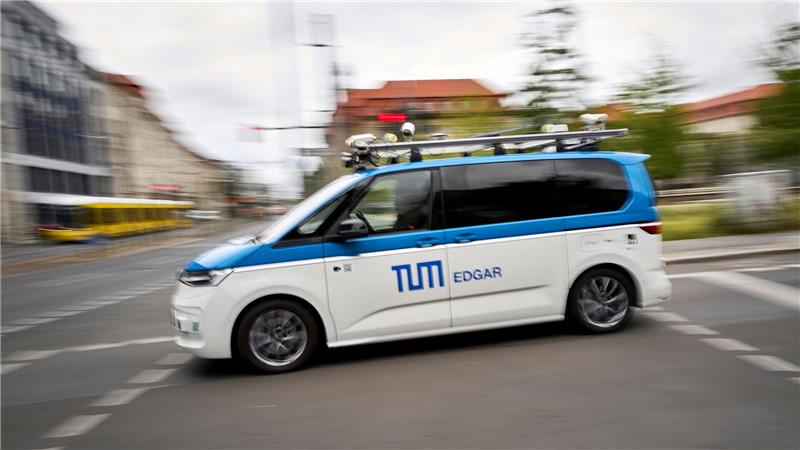 Unterwegs auf Prüfungsfahrt: Ein autonomes Fahrzeug - hier ein Forschungswagen der Technischen Universität München - bewegt sich im Berliner Straßenverkehr. 