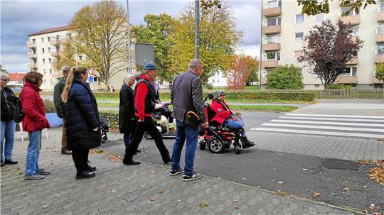 Unterwegs in Jürgenohl: Der Sanierungsbeirat sucht nach Barrieren und Stolperfallen. Foto: Privat