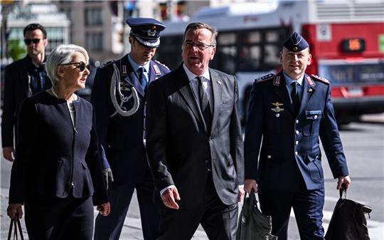 Unterwegs in den USA und Kanada schickt Verteidigungsminister Boris Pistorius den Vorschlag nach Berlin, Militärausgaben nicht durch die Schuldenbremse zu beschränken.