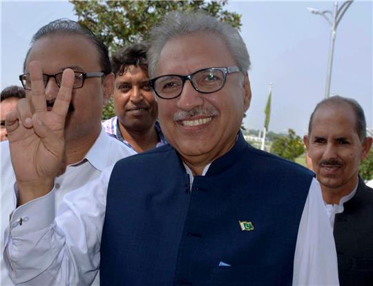 Unterzeichnete am Samstag die Ernennung von Anwarul Haq Kakar: der pakistanische Präsident Arif Alvi.