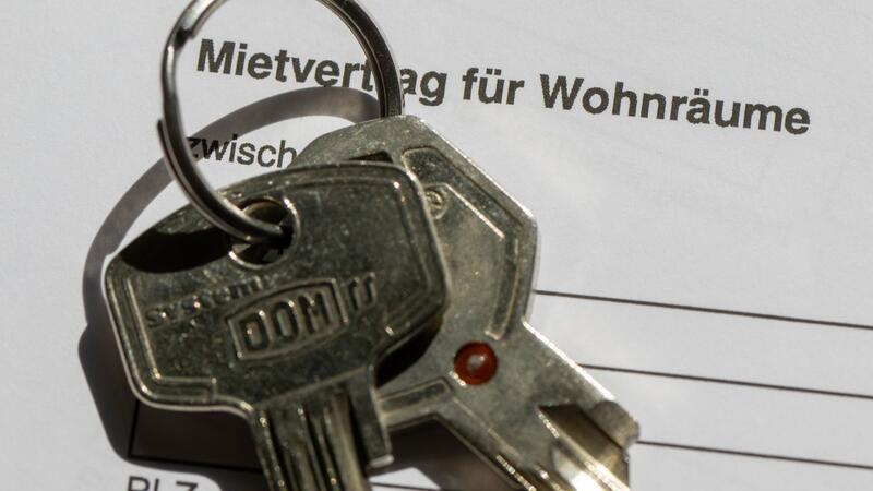 Hohe Mieten und Grundstückspreise verhindern oft Umzüge Unterzeichnung und Schlüsselübergabe sind der letzte Schritt - vorher haben viele monatelang nach einer passenden Wohnung gesucht.