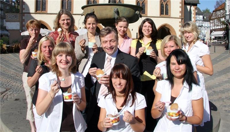 Unvergessener Marketingmacher, Chef und Lehrmeister: Michael Bitter ist nicht nur bildlich der Mittelpunkt eines starken Teams, das sich im August 2008 um den Marktbrunnen aufstellt. Archivfoto: Schenk