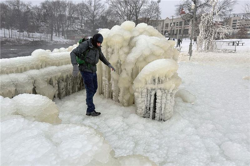 Dutzende Tote wegen eisiger Temperaturen in den USA Unweit der Great-Falls-Wasserfälle von Paterson im US-Bundesstaat New Jersey geht ein Mann über eine dicke Eisschcht.
