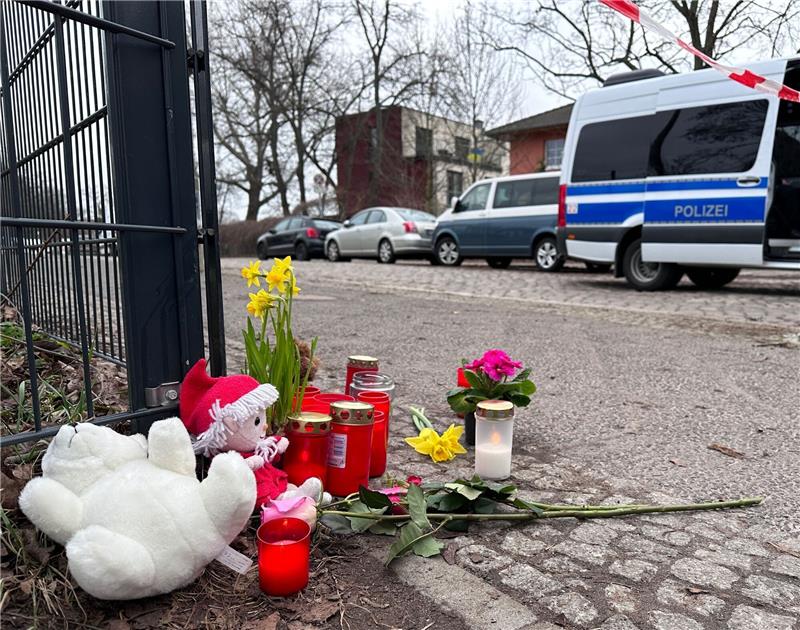 Unweit des Bürgerparks in Pankow haben Passanten Plüschtiere, Kerzen und Blumen zum Gedenken an das geötete Kind abgelegt.