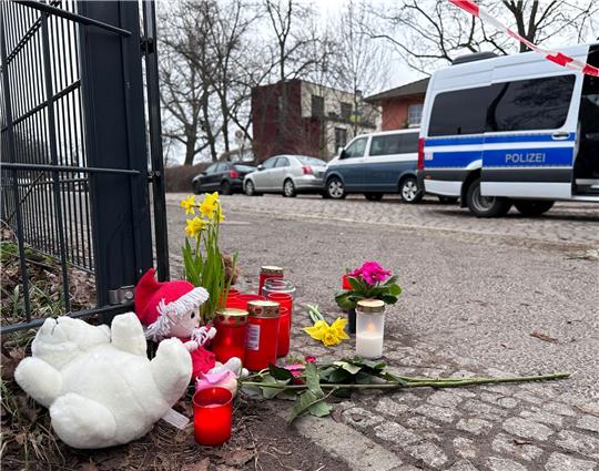 Unweit des Bürgerparks in Pankow haben Passanten Plüschtiere, Kerzen und Blumen zum Gedenken an das geötete Kind abgelegt.