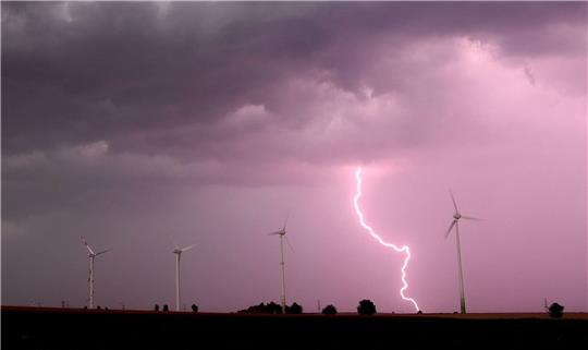 Unwetter mit Blitzen, Starkregen und Sturmböen können hohe Schäden verursachen. (Symbolbild)