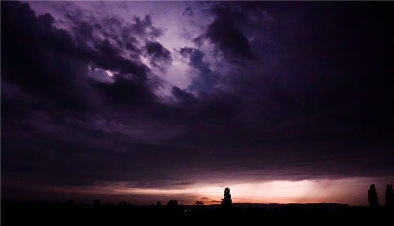 Abkühlung nach Spätsommer - Auftakt für den Herbst? Unwetter mit Blitzschlag und Starkregen sind in der Nacht über Niedersachsen hinweggezogen.