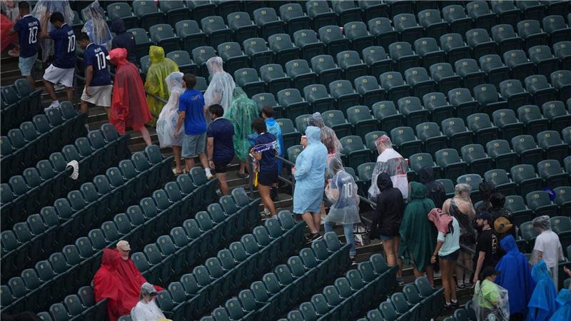 Unwetterwarnung: Fans verlassen die Ränge. 