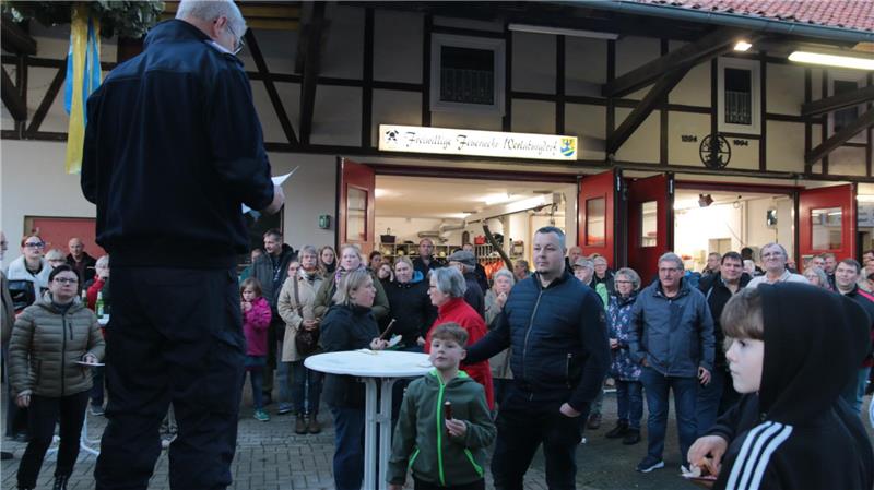 750 Stunden Ehrenamt: So entstand das „Kleine Spritzenhaus“  Unzählige Gäste kommen am Freitagabend zum Feuerwehrhaus, um gemeinsam Richtfest zu feiern.