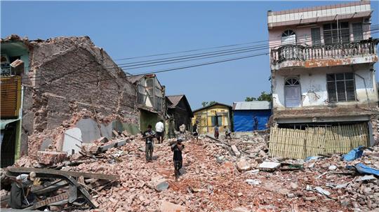Unzählige Häuser stürzten bei dem Erdbeben der Stärke 7,7 ein. (Archivbild)