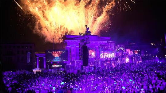 Unzählige Menschen feiern 35 Jahre Mauerfall vor dem Brandenburger Tor.