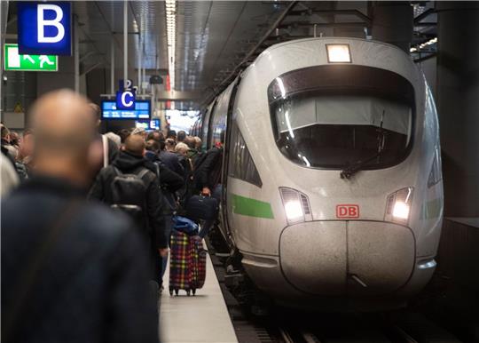 Unzählige Reisende sind am Samstag den norddeutschen Bahnhöfen gestrandet, weil der komplette Fernverkehr und teils auch der Regionalverkehr in weiten Teilen zum Erliegen gekommen ist.