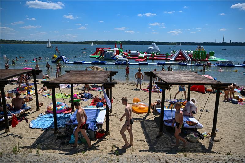 Wo der Urlaub noch günstig ist Urlaub am Tarnobrzeg-See im gleichnamigen Ort im Südosten Polens. In dem Land ist der Euro eines deutschen Touristen 1,75 Euro wert. Foto: Darek Delmanowicz/EPA-EEE