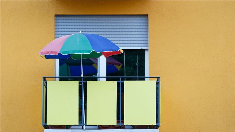 Bilder des Tages Urlaub auf Balkonien: Mit einem bunten Sonnenschirm werden auch zwei Quadratmeter zum Ort der Entspannung.
