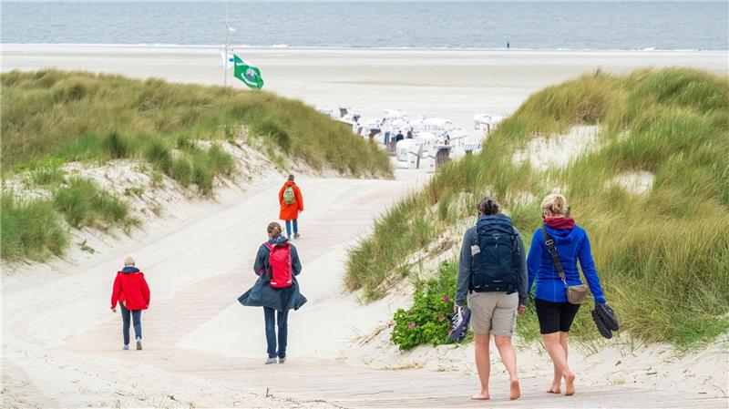 Urlaub etwa an der Nordseeküste statt Fernreisen könnte in diesem Sommer für manche attraktiver sein. (Archivbild)