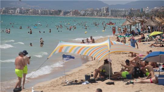 Urlaub im Süden – wie hier am Strand von Arenal auf Mallorca. Immer mehr Menschen nutzen für die Urlaubsplanung offenbar Künstliche Intelligenz (KI).