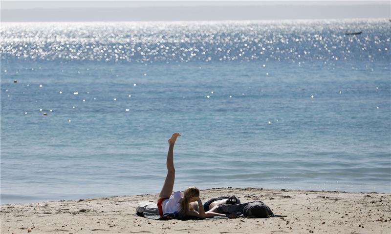 Sommerurlaub in Europa: kaum noch Corona-Maßnahmen Urlauber am Strand von Palmanova auf der Urlaubsinsel Mallorca: In Spanien gibt es kaum noch Corona-Beschränkungen.