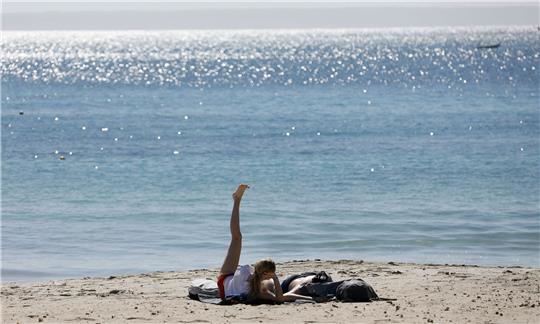 Urlauber am Strand von Palmanova auf der Urlaubsinsel Mallorca: In Spanien gibt es kaum noch Corona-Beschränkungen.