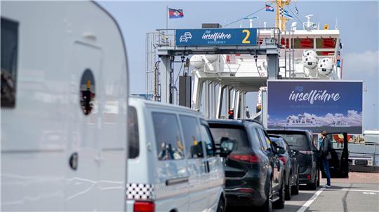 Urlauber fahren auf eine Fähre nach Norderney 