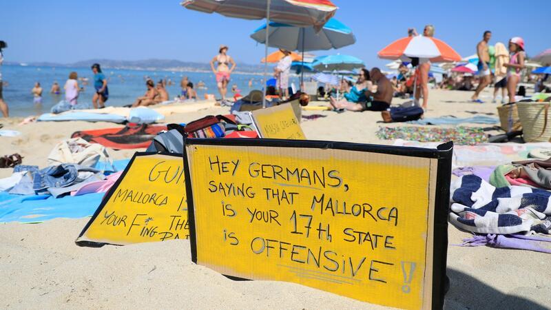 Urlauber waren von der Protestaktion überrascht und hatten die Gelegenheit für Erinnerungsfotos der etwas anderen Art.