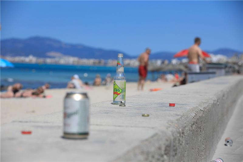 Urlaubern und Einheimischen, die etwa mit geöffneter Bierdose an «falscher» Stelle erwischt werden, droht nun ein Bußgeld zwischen 500 und 1500 Euro.