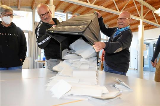 Urnen ausschütten am 9. Oktober im Clausthaler Gemeindehaus: Wahlvorsteher Udo Rebentisch (Mitte) kümmert sich mit seinen Kollegen Marion Demuru und Calogero Medico um die Auszählung dort.  Archivfoto: Neuendorf