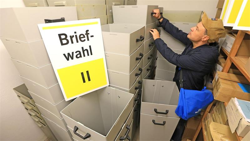 AfD warnt vor Trickserei bei der Briefwahl - Worum geht es? Urnen zuhauf: In ihnen werden die Briefwahlstimmen gesammelt.