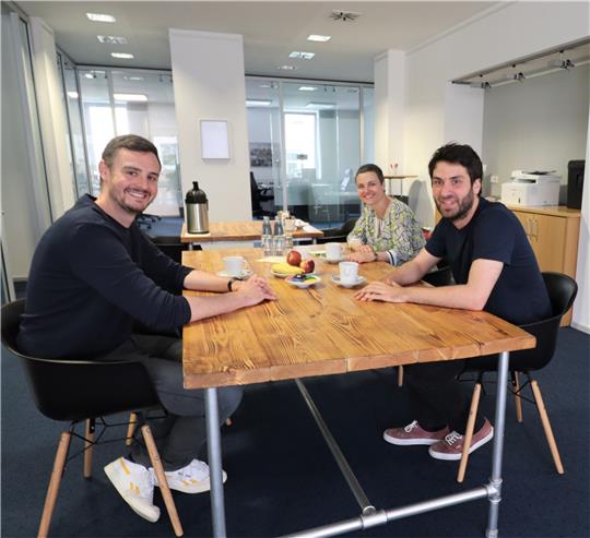 Urs Liebau (li.) im Gespräch mit „Newkammer“-Projektmanager Niklas Kott und der Grünen Kreistagsabgeordneten Stephanie Siesenop aus Seesen.  Foto: Neddermeier
