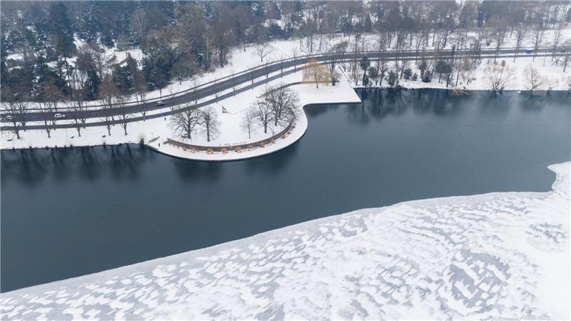 Ursache dafür ist nach Einschätzung eines Experten ein Zusammenspiel mehrerer physikalischer Faktoren wie Wind, Wassertiefe und Schneedecke.