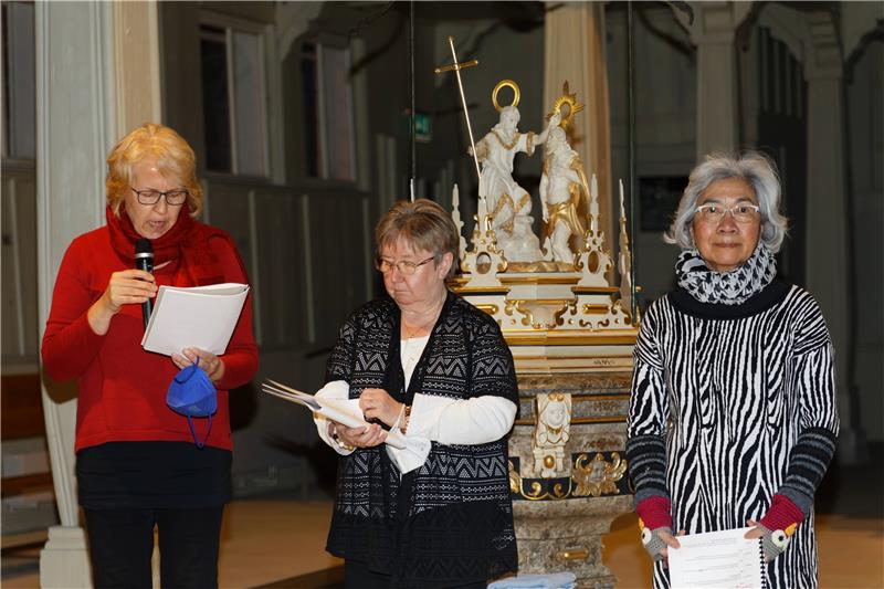 Ursel Schimkus, Iris Künstel und Bernadette Erasmo berichten beim Weltgebetstag der Frauen in der Marktkirche aus England, Wales und Nordirland.