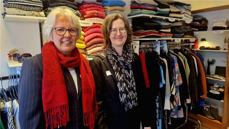 Ursel Schimkus (l.) und Martina Neese engagieren sich jetzt einmal wöchentlich ehrenamtlich im neuen DRK-Lädchen in der Schulstraße. Im Hintergrund ist Kleidung zu sehen.
