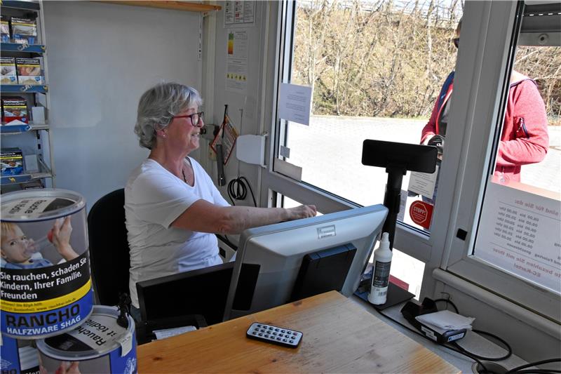 Ursula Koch hat noch immer viel zu tun. Die 68-Jährige ist eine von sechs Arbeitskräften, die die Tankstelle am ehemaligen Real-Markt betreuen. Fotos: Hartmann