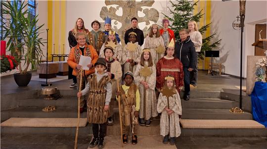Ursula Miller mit ihrem Team und den diesjährigen Krippenspielkindern bei einer Probe