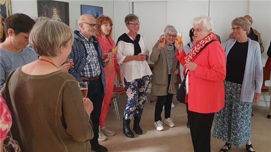 Ursula Sievers (2.v.re.) wird nach der Abendandacht in der Kirche mit einem kleinen Fest im Gemeindehaus St. Jakobi herzlich verabschiedet.