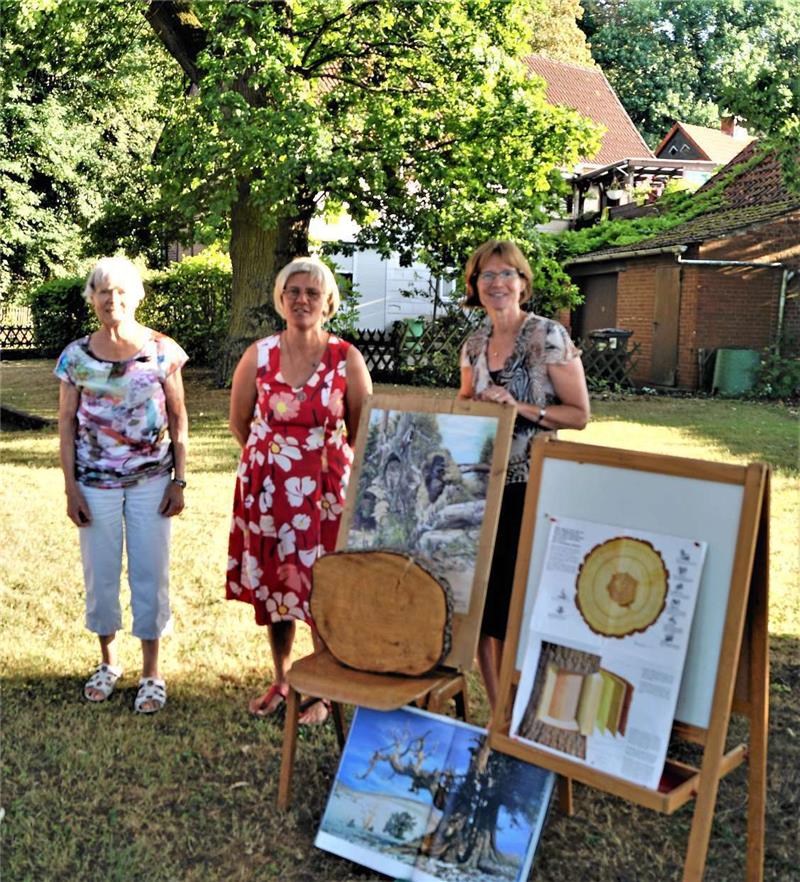 Ein Glaube wie ein Baum Ursula Stark (v.li.), Beate Bauers und Heidi Hein laden zum Baumgottesdienst unter die Eiche ein. Foto: Dürich