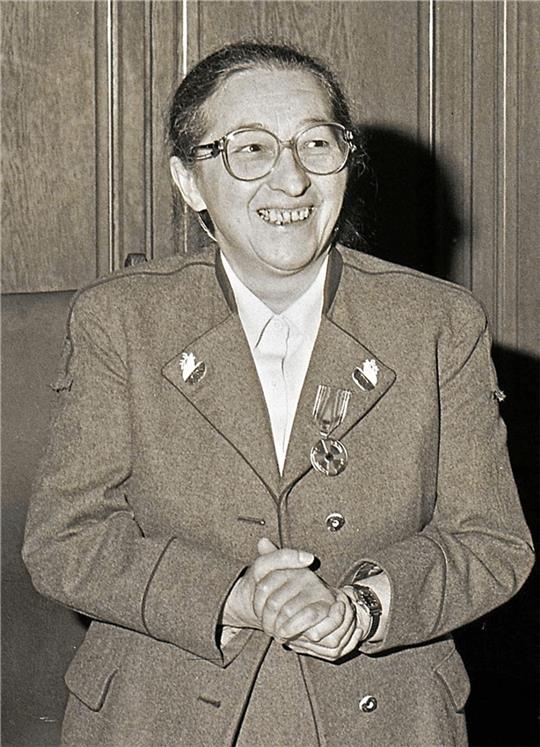 Ursula Vollbrecht (1922 bis 2004) bei der Übergabe des Bundesverdienstkreuzes. Das Bild erschien am 5. Juli 1983 in der GZ.  Archivfoto: Friedhelm Geyer