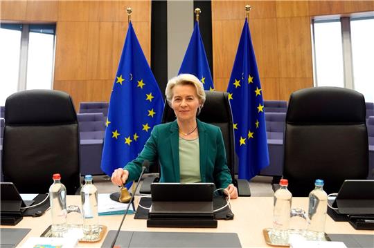 Ursula von der Leyen, Präsidentin der Europäischen Kommission, setzt sich für eine klimaneutrale Industrie ein.