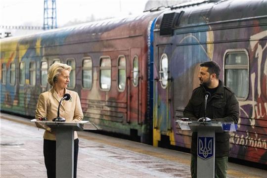 Ursula von der Leyen ist in Kiew eingetroffen. Empfangen wurde sie von Wolodymyr Selenskyj.
