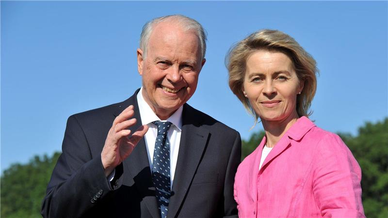 Ursula von der Leyen mit ihrem Vater Ernst Albrecht im Jahr 2010 – beide wurden mit der niedersächsischen Landesmedaille geehrt. (Archivbild)