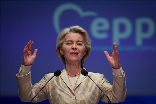 Ursula von der Leyen spricht auf dem EVP-Kongress in Bukarest.