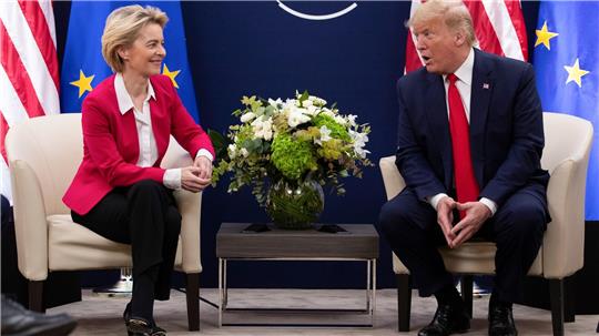 Ursula von der Leyen und Donald Trump. Die EU und USA verhandeln derzeit über neue Zollsätze für den transatlantischen Handel. (Archivbild) 