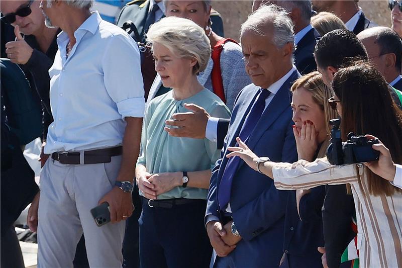 Rettungsversuch auf Lampedusa Ursula von der Leyen und Giorgia Meloni besuchen die Insel Lampedusa. Dort waren in den vergangenen Tagen Tausende Migranten angekommen.