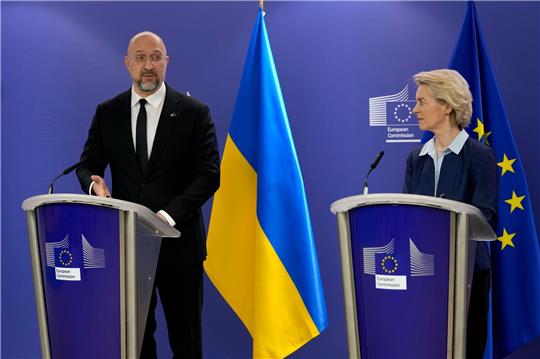 Ursula von der Leyen und der ukrainische Ministerpräsident Denys Schmyhal informierten über die Finanzhilfen.