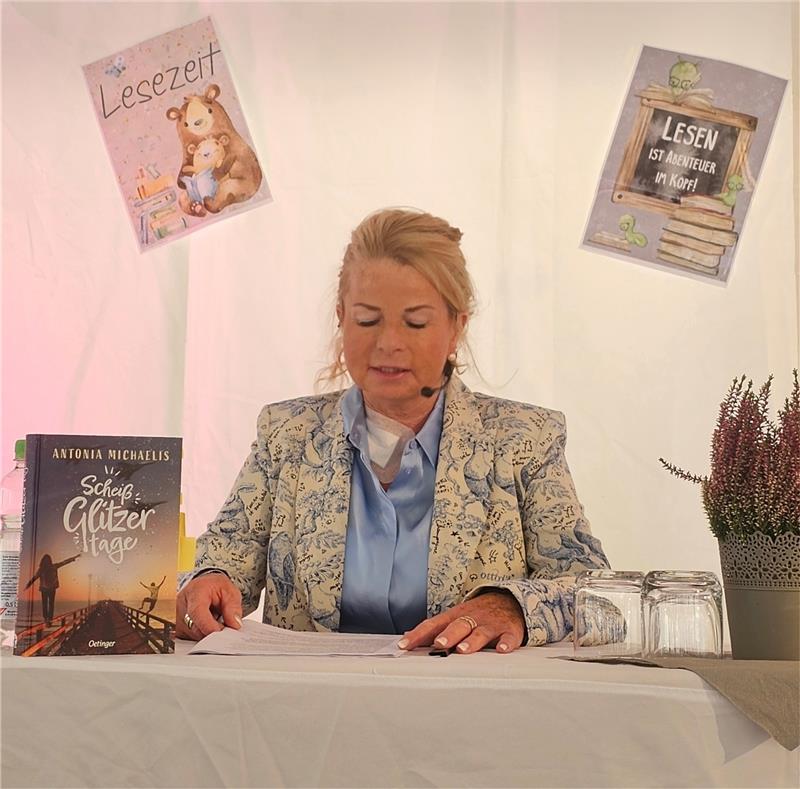 Urte Schwerdtner liest im Zelt. Foto: Sowa