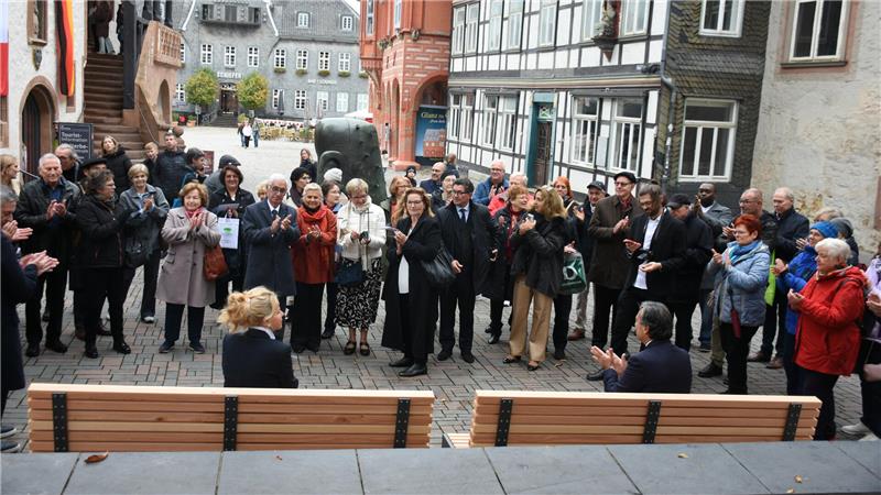 Goslar und Arcachon erneuern das Versprechen ihrer Freundschaft Urte Schwerdtner und Ives Foulon weihen anlässlich des 60. Jahrestages der Städtepartnerschaft zwischen Goslar und Arcachon die beiden neuen Partnerschaftsbänke vor dem Nagelkopf ein.