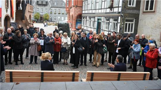 Urte Schwerdtner und Ives Foulon weihen anlässlich des 60. Jahrestages der Städtepartnerschaft zwischen Goslar und Arcachon die beiden neuen Partnerschaftsbänke vor dem Nagelkopf ein.