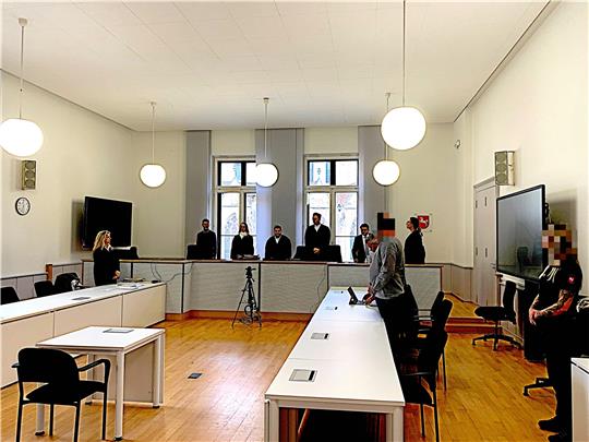 Urteilsverkündung in Braunschweig: Der 39-Jährige muss für sechs Jahre und sechs Monate in Haft.  Foto: Klengel