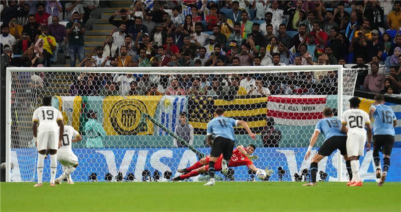 Drama und Déjà vu beim Suárez-Aus Uruguay-Keeper Sergio Rochet (M) entschärfte den Strafstoß von Ghanas Andre Ayew (2vl).