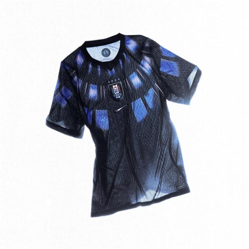Schwarzes Trikot mit blauen Vierecken, die wie Fenster erscheinen.