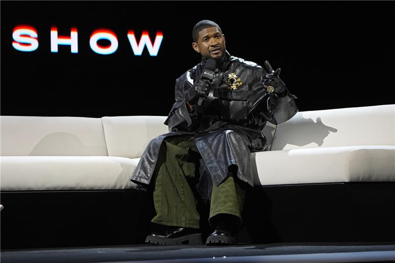 Usher spricht während einer Pressekonferenz vor dem Super Bowl. Er wird in der diesjährige Halbzeitshow auftreten. Foto: picture alliance/dpa/AP | John Locher